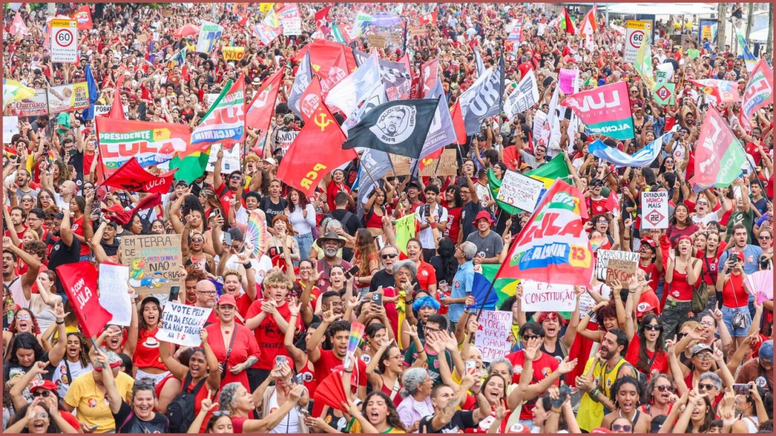 Ato pró-Lula ocupa orla de Copacabana em defesa da democracia
