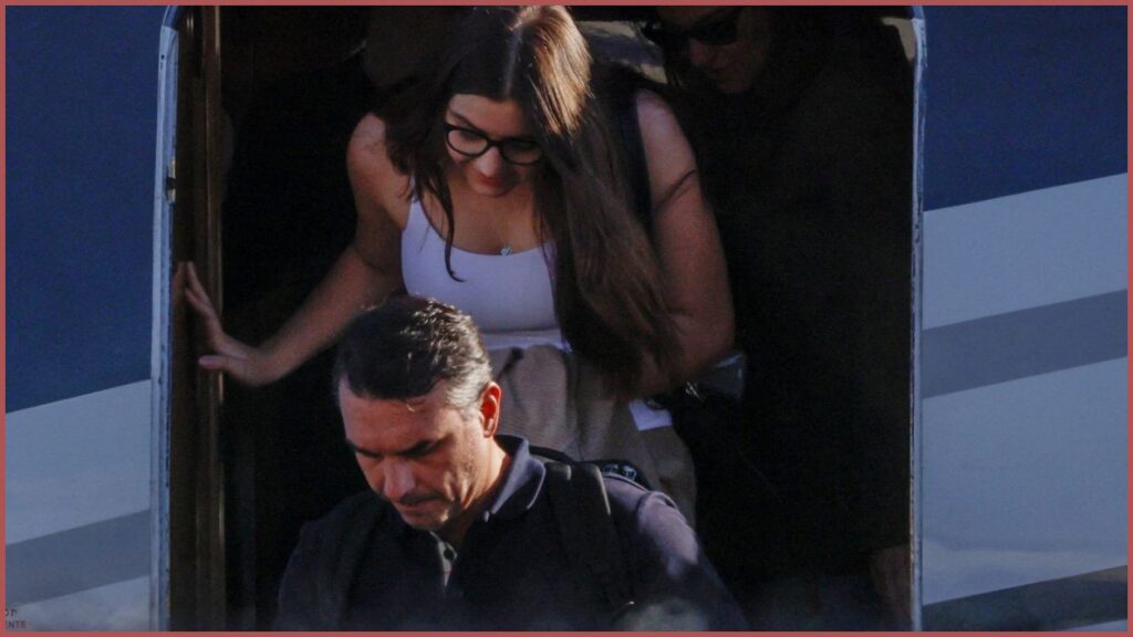 Avião com Flávio Bolsonaro e família pousa em Miami Avião com Flávio Bolsonaro e família pousa em Miami