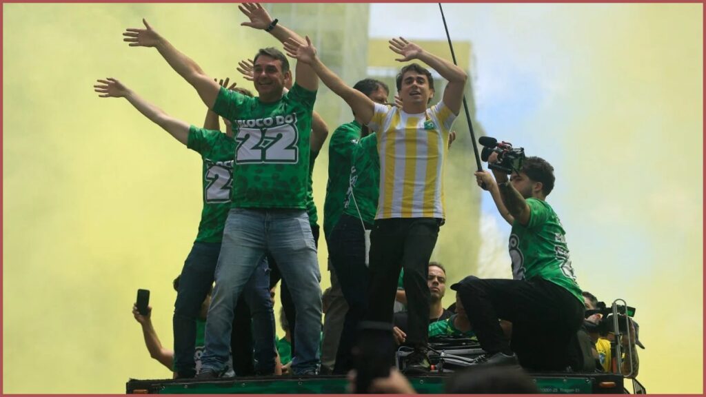 Flávio diz que Bolsonaro entregará faixa em eventual posse