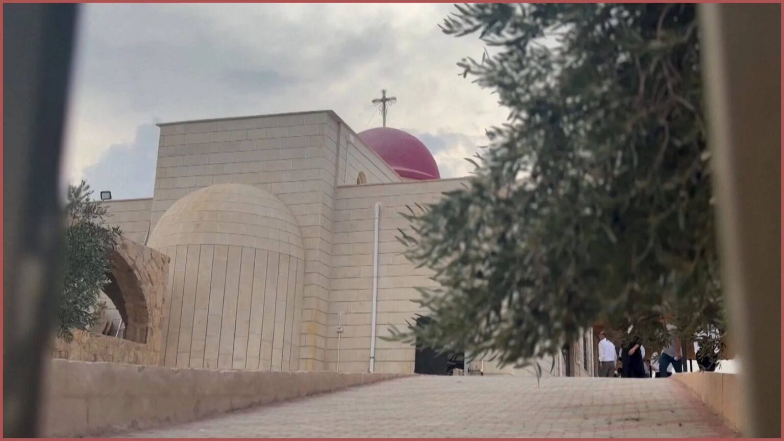 Jordânia prende três suspeitos após ataque a igreja em Karak Jordânia prende três suspeitos após ataque a igreja em Karak